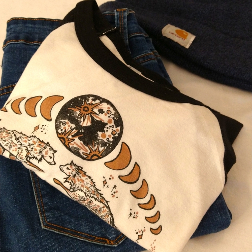 Limited edition🐺 Wolf & Moon crop top. 🌝✨